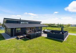 Familienfreundliches Ferienhaus in Bork Havn mit Außenwhirlpool