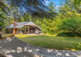 Autentisk sommerhushygge med fladskærm og brændeovn