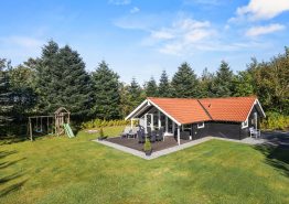 Renoveret sommerhus med sauna, spabad og skøn have