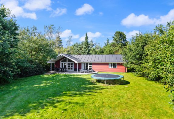 Aktivitetshus med billard, trampolin og masser af plads i Jegum