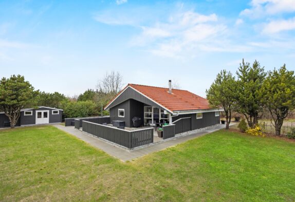Dejligt sommerhus til 6 personer og 1 hund i familievenlige Jegum Ferieland