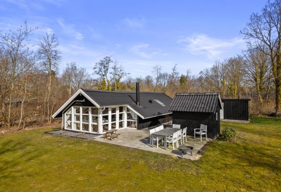 Et hyggeligt feriehus til 6 med pejs i Jegum Ferieland