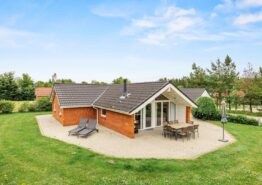 Hyggeligt sommerhus med spa og gynge til børnene