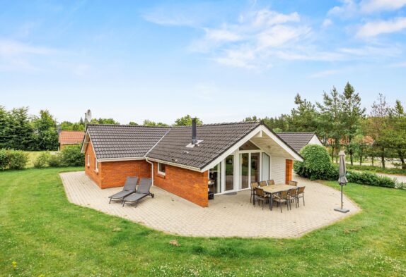 Hyggeligt sommerhus med tømmespa og gynge