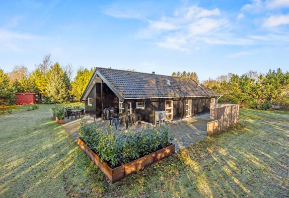 Klassisk sommerhus i Jegum med spabad og brændeovn