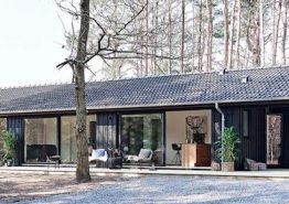 Stilfuldt indrettet aktivitetshus med udendørs sauna og whirlpool. Kat. nr.:  20745, Nordskrænten 58;