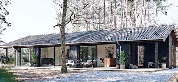 Stilfuldt indrettet aktivitetshus med udendørs sauna og whirlpool