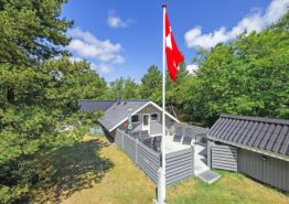 Velholdt sommerhus med skøn lukket terrasse og hund tilladt