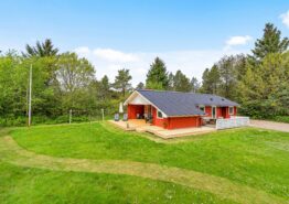 Dejligt sommerhus med brændeovn på stor naturgrund