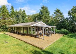 Dejligt sommerhus på skøn naturgrund med gode terrasser. Kat. nr.:  30028, Engvejen 39