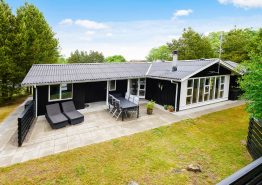Totalrenoveret aktivitetshus til 6 personer med velholdt have