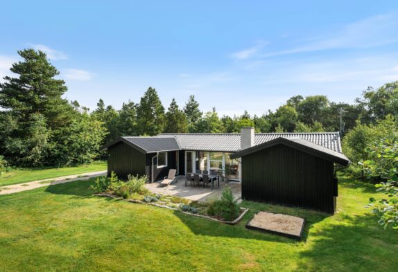 Dejligt sommerhus på kæmpe grund med god beliggenhed