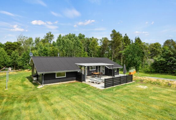 Lyst og stilfuldt feriehus med ugeneret beliggenhed i Houstrup