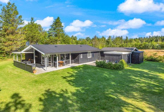 Gepflegtes Ferienhaus mit Kamin in Houstrup