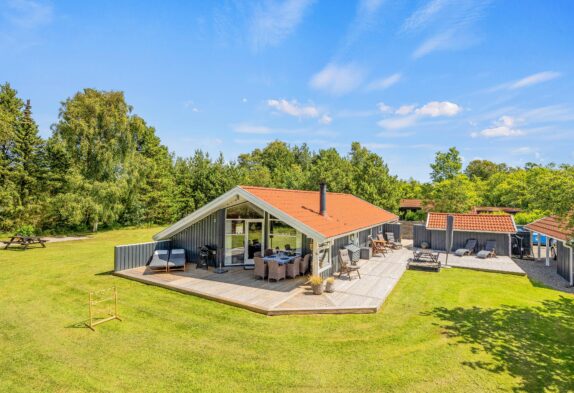 Skønt feriehus med sauna, super terrasse og stor grund