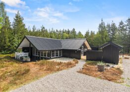 Skønt sommerhus med udebruser og brændeovn i Houstrup. Kat. nr.:  30076, Peder Larsensvej 11;