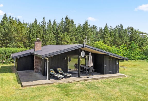 Fint feriehus med overdækket terrasse, sauna og brændeovn