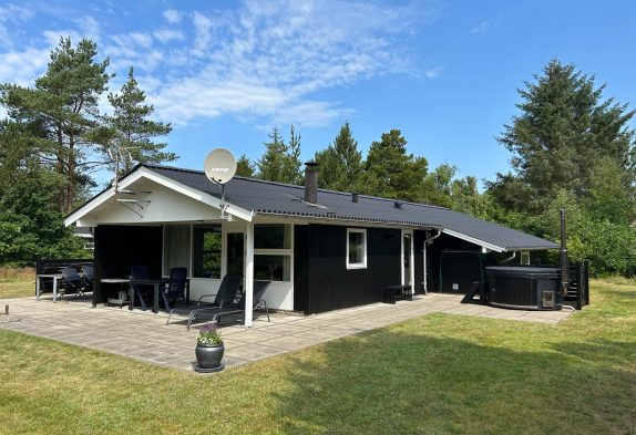 Lyst sommerhus med brændeovn, sauna, sandkasse og vildmarksbad
