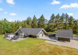 Feriehus på dejlig ugeneret naturgrund med brændeovn