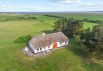 Hyggeligt feriehus med brændeovn på stor grund (billede 1)