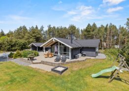 Velholdt sommerhus i Houstrup med brændeovn og spa