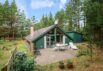 Feriehus med brændeovn, omgivet af træer og flot natur i Houstrup (billede 1)