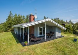 Schönes Ferienhaus, dass auf einem großen Rasengrundstück liegt