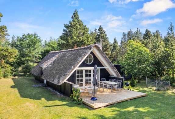 Skønt sommerhus med brændeovn og hems i private omgivelser