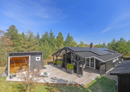 Skønt sommerhus på stor naturgrund i Houstrup – renoveret i 2023