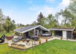 Dejligt beliggende velholdt feriehus med udendørs spa