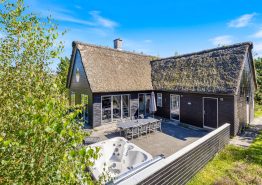 Femstjernet stråtagshus i Houstrup med sauna og udendørsspa