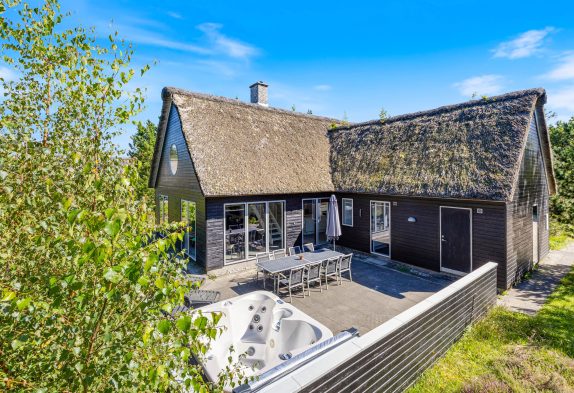 Femstjernet stråtagshus i Houstrup med sauna og udendørsspa