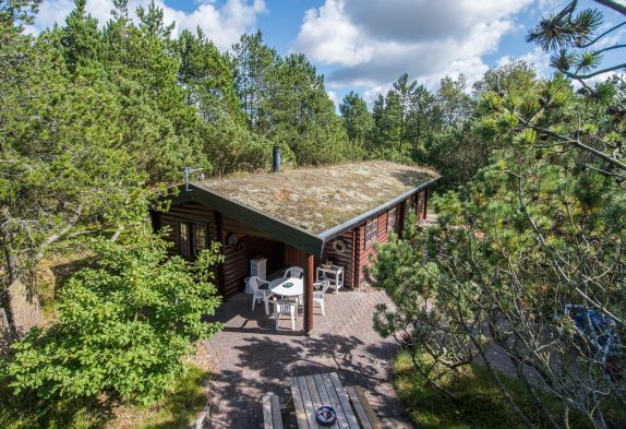Authentische Balkenhütte mit Spielhaus mitten in Houstrup