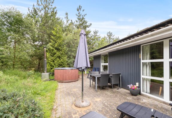 Hyggeligt sommerhus med brændeovn, sauna og spa