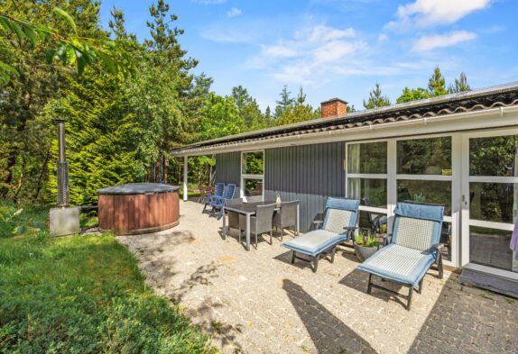 Hyggeligt sommerhus med brændeovn, sauna og spa