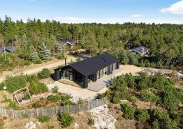 Femstjernet sommerhus med skøn beliggenhed i Houstrup. Kat. nr.:  30257, Peder Larsensvej 47;