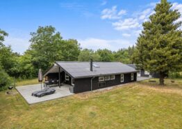 Charmerende og rummeligt sommerhus med carport. Kat. nr.:  30268, Fyrrekrogen 16;