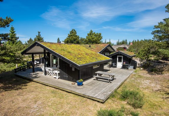 Indbydende træsommerhus med 3 terrasser og sauna