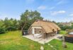 Hyggeligt stråtækt sommerhus med sauna og stor græsplæne (billede 1)