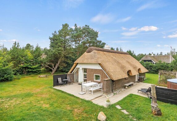 Hyggeligt stråtækt sommerhus med sauna og stor græsplæne
