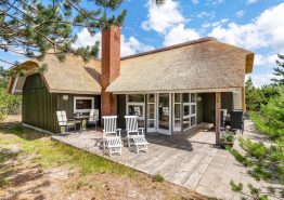 Dejligt stråtagshus med smuk udsigt samt spa og sauna