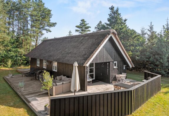 Indbydende feriehus med sauna midt i Houstrup