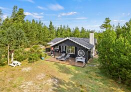 Totalrenoveret feriehus med skøn terrasse og ugeneret beliggenhed