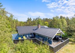 Hyggeligt sommerhus på stor grund i Houstrup. Kat. nr.:  30320, Hedevang 78;