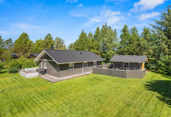 Sommerhus på stor plænegrund – renoveret 2023