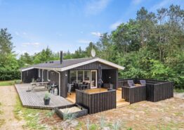 Hyggeligt sommerhus med lækker overdækket terrasse. Kat. nr.:  30346, Kirkeflod 69;