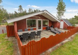 Skønt træsommerhus med sauna i rolige omgivelser