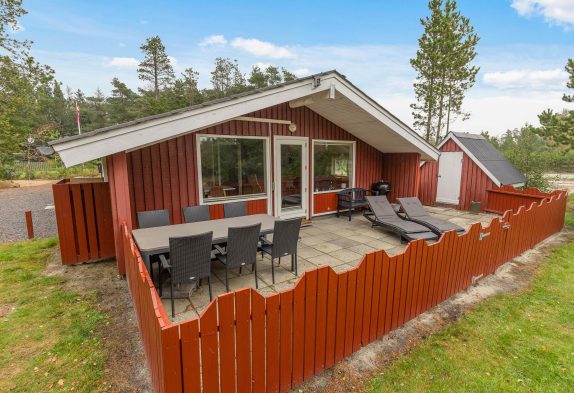 Skønt træsommerhus med sauna i rolige omgivelser