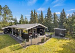 Hyggeligt sommerhus på stor naturgrund med sauna. Kat. nr.:  30379, Højsvej 19;