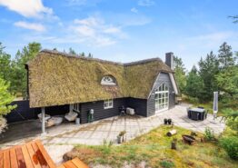 Hyggeligt stråtækt feriehus i charmerende Houstrup – hund tilladt. Kat. nr.:  30389, Peder Larsensvej 17;